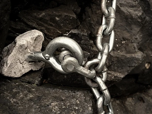 Steel bolt anchor eye in hard basalt rock. End of steel chain — Stock Photo, Image