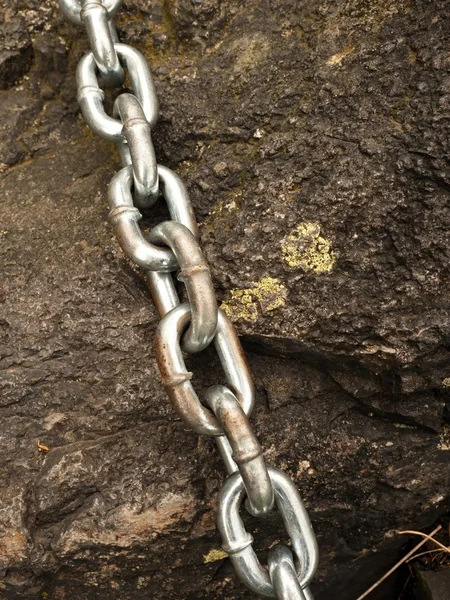 End knot of steel chain. Climbers path via ferrata. — Stock Photo, Image