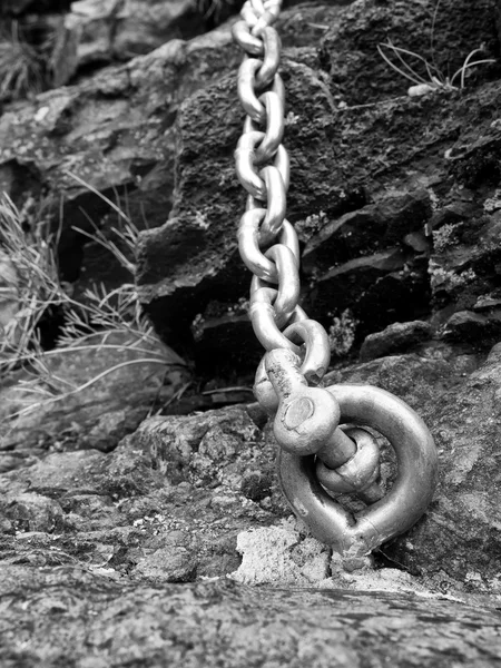 Steel bolt anchor eye in hard basalt rock. End of steel chain — Stock Photo, Image