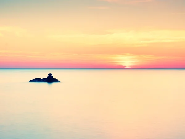 Mar romântico. As pedras sobressaem do mar liso . — Fotografia de Stock