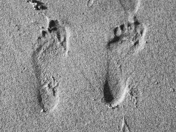 Huella de hombre y mujer en arena de playa húmeda —  Fotos de Stock