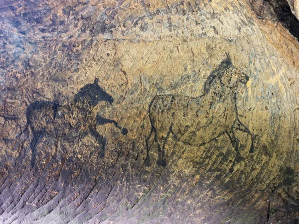 Arte abstracto de los niños en la cueva de arenisca. Pintura de carbón negro de caballos en la pared de arenisca, copia del cuadro prehistórico . —  Fotos de Stock