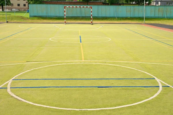 Campo de jogos exterior vazio do handebol, superfície verde clara plástica — Fotografia de Stock