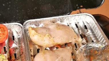 Alüminyum durumda ızgara sağlıklı. Beyaz biber pişirme, sarımsak, domates, mantar, sosis ve patates alüminyum folyo sarılı. Gaz taş ızgara ile Barbekü.