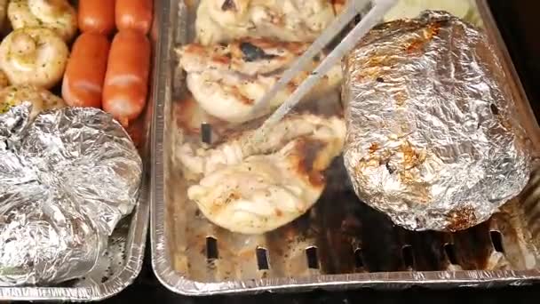 Healthy grilling in aluminum case. Cooking of white pepper, garlic, tomatoes , mushrooms, sausages  and potatoes  wrapped in aluminum foil. The barbecue with gas stone grill. — Stock Video