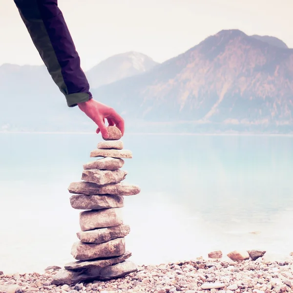 Man built pyramid from pebbles. Balanced stones pyramide memories — Stock Photo, Image