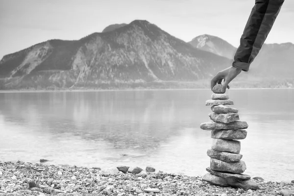 Man built pyramid from pebbles. Balanced stones pyramide memories — Stock Photo, Image