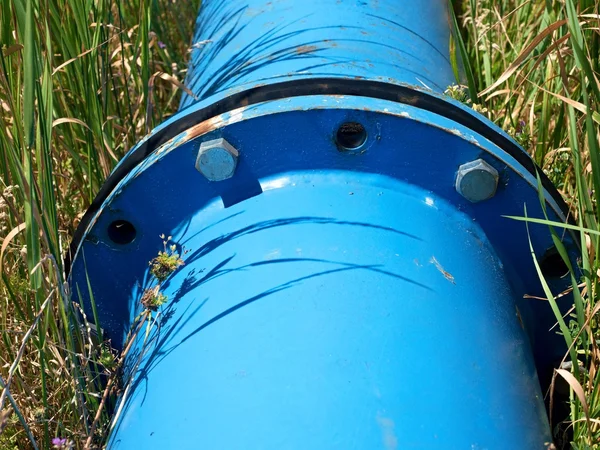 Reparierte Wasserleitungen mit blauen Flanschen und Schrauben — Stockfoto