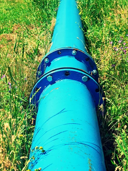 Reparierte Wasserleitungen mit blauen Flanschen und Schrauben — Stockfoto