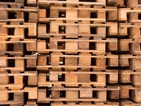 Estoque externo de paletes de madeira velhas fabricadas padrão euro — Fotografia de Stock