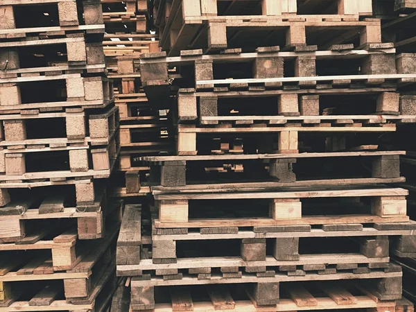 Stock esterno di vecchi pallet standard in legno prodotti — Foto Stock