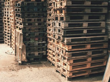 Ahşap yük tekneler, paletler depoda büyük yığını
