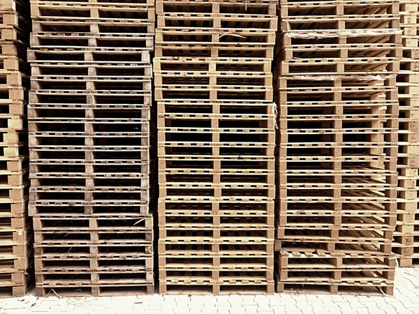 Pallet di legno impilati nuovi in magazzino logistico — Foto Stock