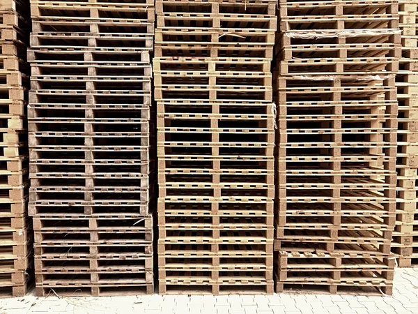 Empilés de nouvelles palettes en bois en stock logistique — Photo