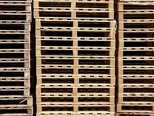 Pallet di legno impilati nuovi in magazzino logistico — Foto Stock