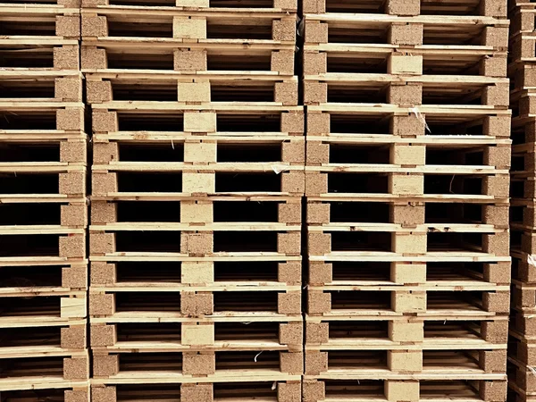 Stacked new wooden pallets in logistic stock — Stock Photo, Image