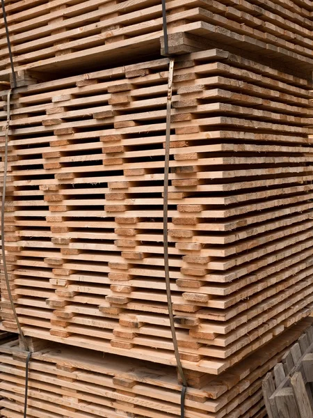 Planches de bois pour la construction en bois en stock. Planches en bois — Photo