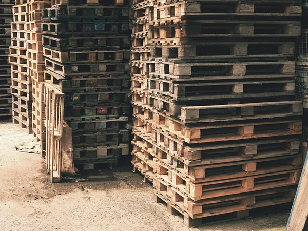 La grande pile de palettes de fret en bois dans l'entrepôt — Photo