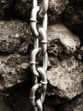 Çelik zincirinin son düğüm. Via ferrata dağcılar yolu.