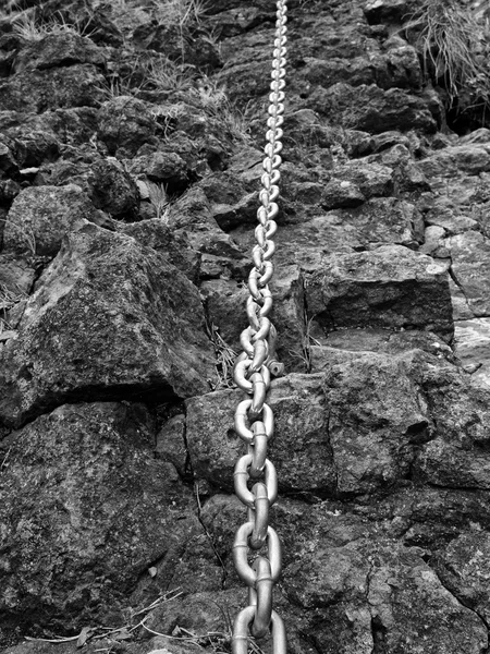 Détail de la chaîne ancrée dans le rocher dur whinstone. Chemin des grimpeurs — Photo