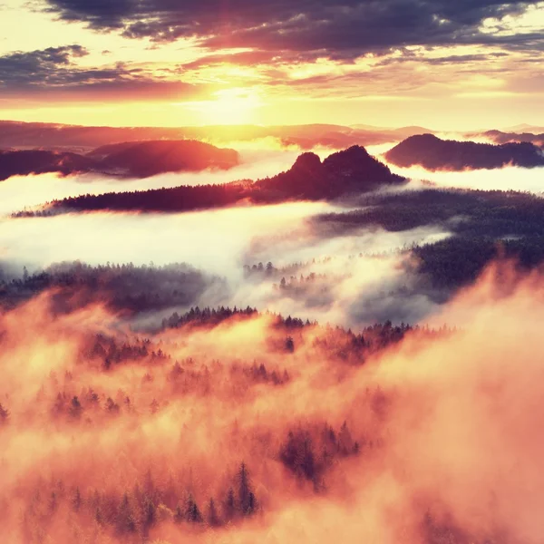 Filtr czerwony zdjęcie. Ciemny szczytami wzgórz w mglisty malley — Zdjęcie stockowe
