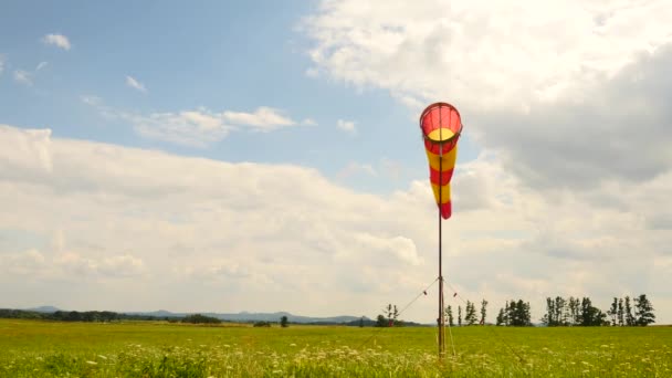 Verão dia quente no aeroporto esporte com windsock abandonado, o vento está soprando e windsock está se movendo — Vídeo de Stock