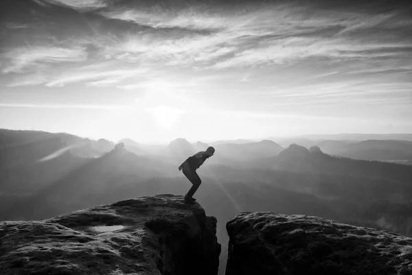 Crazy hiker jump. Merveilleux lever du jour dans les montagnes rocheuses , — Photo