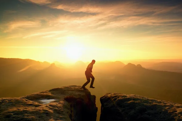 Silhueta de homem pulando e belo céu pôr do sol. Efeito vintage — Fotografia de Stock