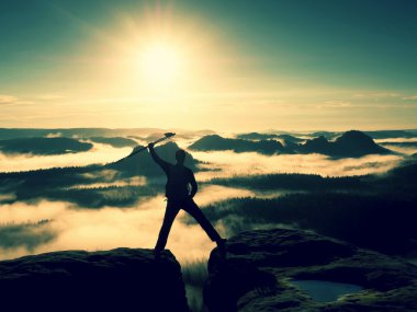 Mutlu bir adam jest zafer ile eller havaya. Tepe üzerinde komik fiyatı