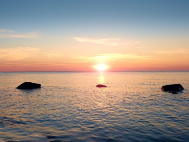 Romantik deniz. Dışarı pürüzsüz deniz kayalar sopa.