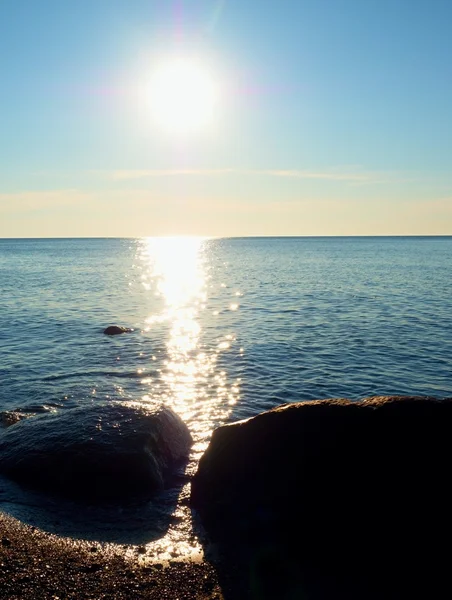 Mar romântico. As pedras sobressaem do mar liso . — Fotografia de Stock