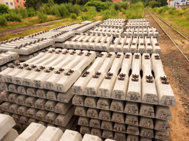 Tren depo stok uyuyanlar. Beton demiryolu bağları yeniden yapılanma için depolanan 
