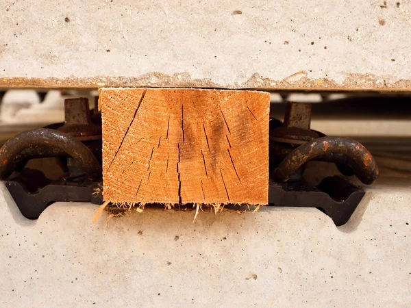 Dřevěný hranol jako oddělovač pro bezpečnostní manipulaci pomocí vysokozdvižného vozíku. Betonové pražce — Stock fotografie