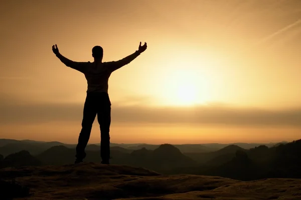 Glücklicher Mann mit offenen erhobenen Armen Geste des Triumphes. Wanderer befriedigen Silhouette — Stockfoto