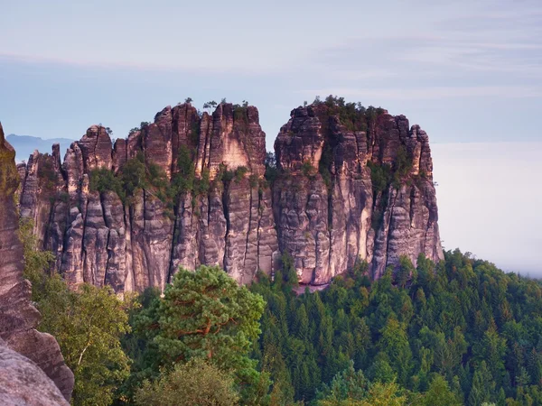 Scherpe zandstenen rotsen boven een diepe vallei. Populaire klimmers resort. — Stockfoto
