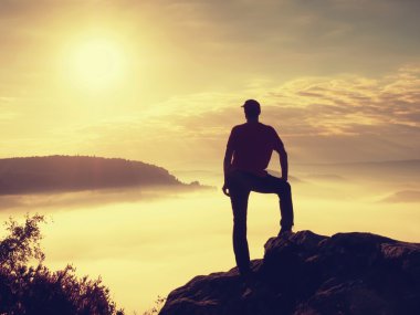 Turistik uçurum rock imparatorluklar üzerinde izlemek krem sis üzerinde