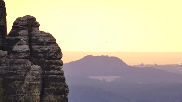 Globo de aire caliente (globo atmosférico) volando en el cielo para esconderse sobre el pico rocoso agudo. Atardecer paisaje de montaña, cielo naranja y aire con alta humedad . — Vídeos de Stock