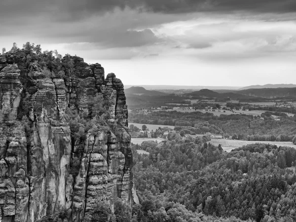 深い谷の Schrammsteine 岩の砂岩の崖を鋭い。人気登山リゾート. — ストック写真