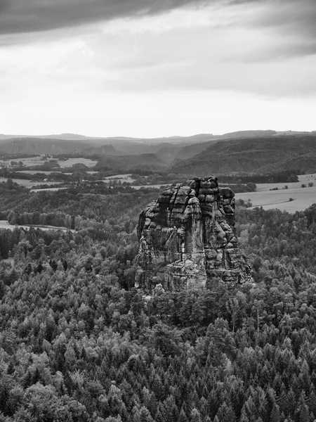 Skarpa sandstensklippor av Schrammsteine vaggar ovanför djup dal. Populära klättrare resort. — Stockfoto