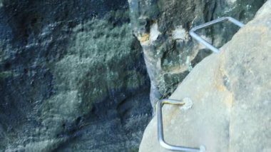 Via ferrata dağcılar merdiven. Demir vida ek kanca tarafından blok içinde sabit ip bükülmüş. Kumtaşı kaya içine bağlantılı halat sonunda. 