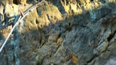 Via ferrata dağcılar merdiven. Demir vida ek kanca tarafından blok içinde sabit ip bükülmüş. Kumtaşı kaya içine bağlantılı halat sonunda. 