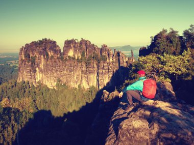 En yüksek ve kayalık Vadisi'ne güneşli bahar günü izlerken sportif sırt çantası ile turizm 