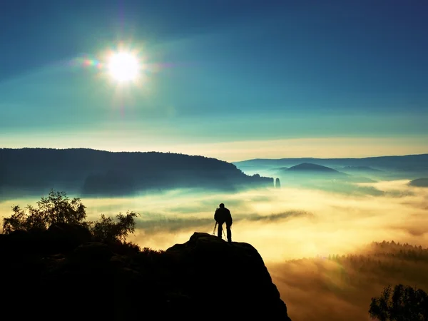 Fotógrafo con trípode y cámara en acantilado y pensamiento. Paisaje de ensueño fogy —  Fotos de Stock