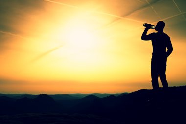 Susuz fiyatı şişe su ile siyah pantolon içinde. Tepe üzerinde terli yorgun turizm 
