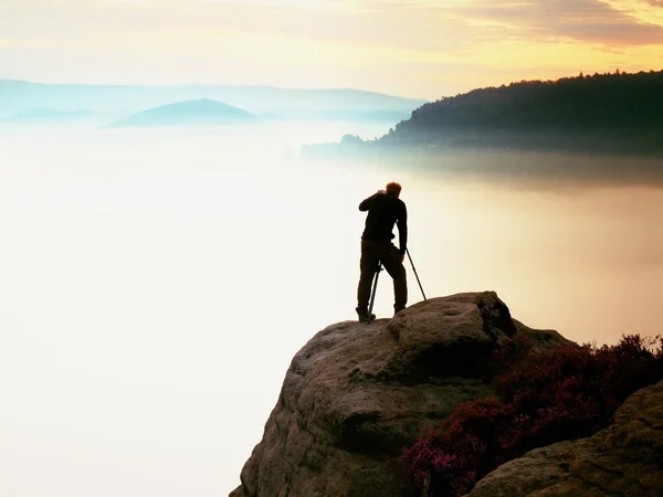 Professional za pomocą lustra aparat i statyw na szczyt skały — Zdjęcie stockowe