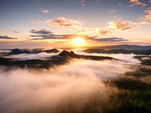 Paisagem no espelho de água. Despertar enevoado no belo parque de montanhas. Picos de colinas no vale cheio de névoa após forte chuva — Fotografia de Stock