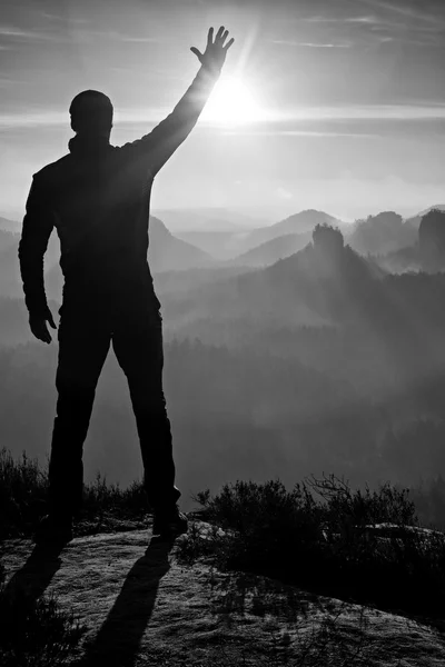 Man neemt telefoon foto's. Dromerige fogy bergen terwijl sunrise — Stockfoto