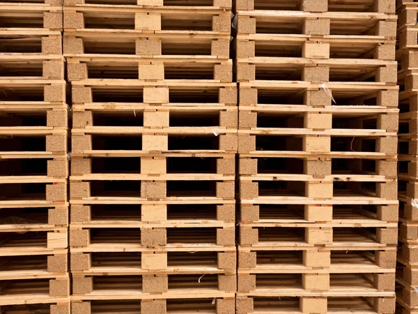 Estoque de novas paletes de madeira euro na empresa de transporte . — Fotografia de Stock