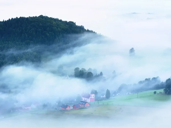 Тяжелый туман в ландшафте. Великолепный осенний сливочный туман — стоковое фото