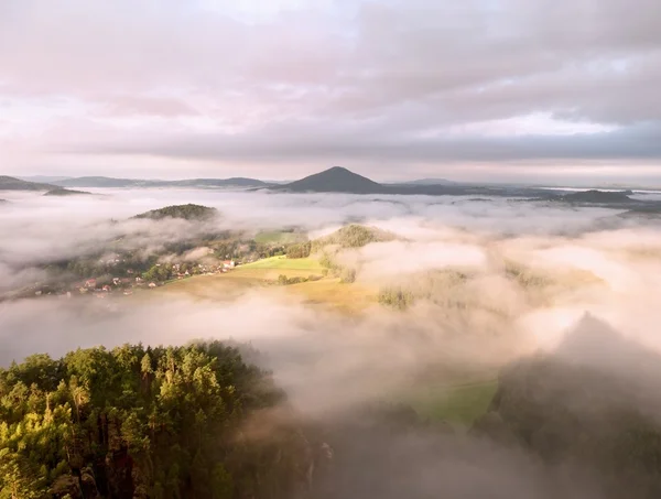 Frühlingshafte neblige Landschaft. Morgen in den wunderschönen Hügeln des Naturparks. — Stockfoto